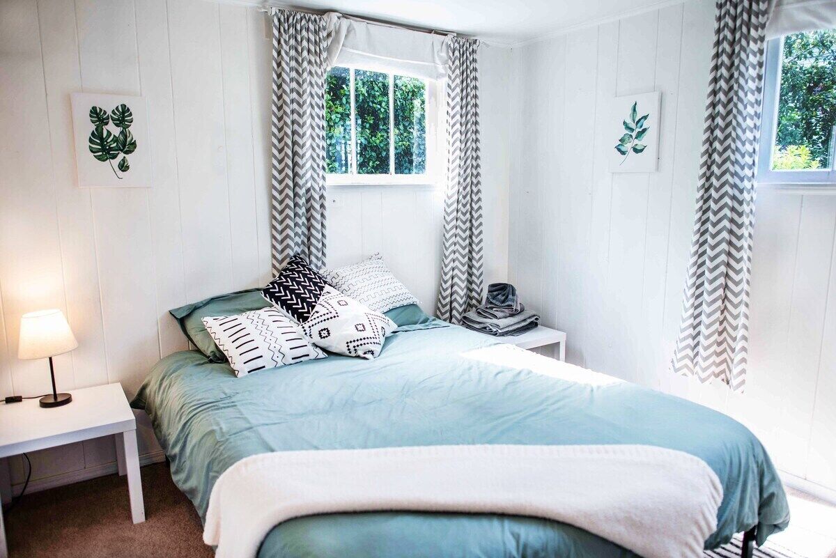 Private, Quiet 2BD 1BA Queen Anne Guest Suite!