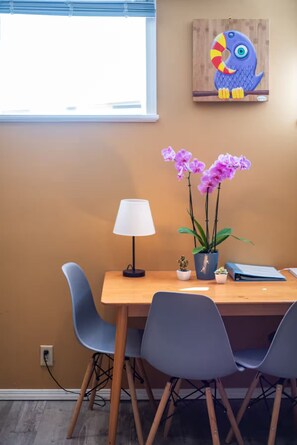 Dining - Private, Quiet 2BD 1BA Queen Anne Guest Suite! (Seattle)