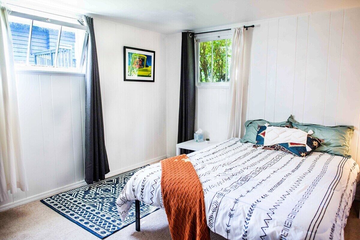 Private, Quiet 2BD 1BA Queen Anne Guest Suite!