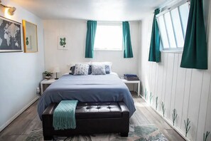 2 habitaciones, escritorio y tabla de planchar con plancha 