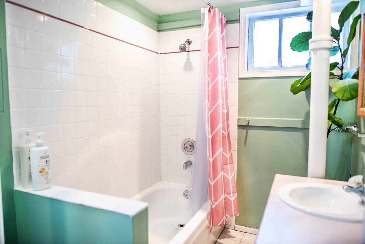Private, Quiet 2BD 1BA Queen Anne Guest Suite!