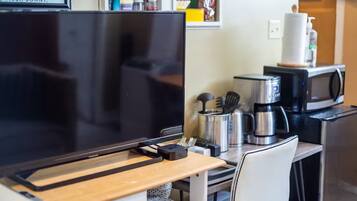 Refrigerador, microondas, cafetera y tetera y tetera eléctrica