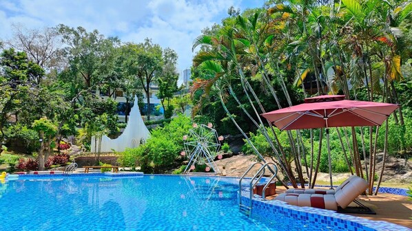 Una piscina al aire libre de temporada