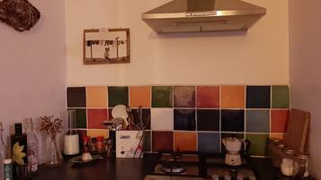 Réfrigérateur, four, plaque de cuisson, cafetiÚre/bouilloire