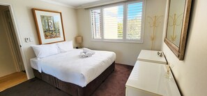 2 bedrooms, desk, iron/ironing board, free WiFi - Impressive Centrally Located Penthouse (Redfern)
