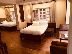 고급 침구, 미니바, 객실 내 금고, 책상