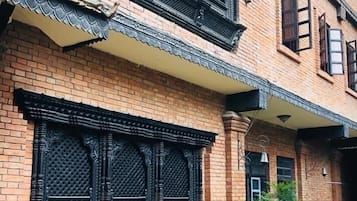 Vista frontal de la propiedad