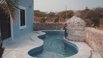 4 outdoor pools