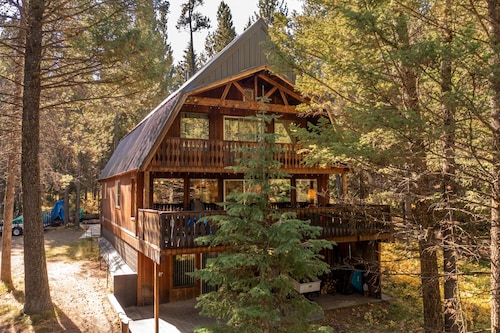 Waterfront Cabin 17 Miles from Yellowstone