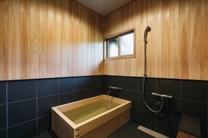 Kamer, niet-roken (SHIZUKA, with cypress bath) | Badkamer | Een aparte badkuip en douche, een diep bad