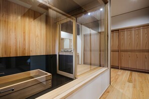(AKANE) with cypress bath, for 4 people | Bathroom | Separate tub and shower, deep soaking tub, eco-friendly toiletries - RITA Izumifumoto (Izumi)