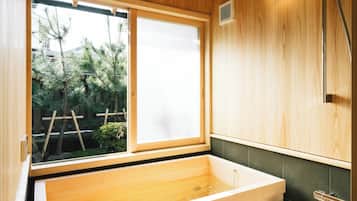 Bañera y ducha independientes, artículos de tocador gratuitos