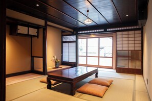 标准双床房 | 免费 WiFi、床单