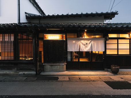 Vista frontal de la propiedad