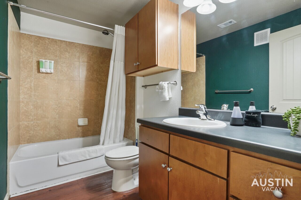 Une salle de bain moderne avec une baignoire, des toilettes et un lavabo.