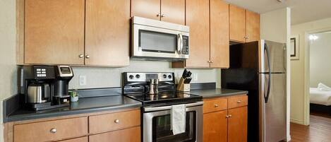 Refrigerador, microondas, horno y parrilla de estufa