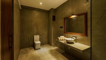 Deluxe Double Room | Bathroom | Separate tub and shower, jetted tub, free toiletries, hair dryer