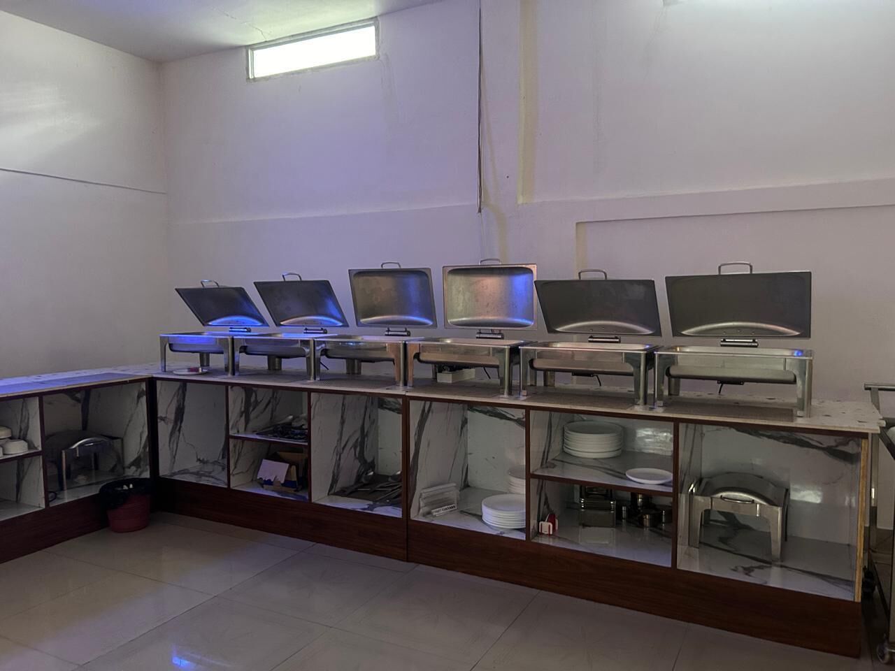 Un'impostazione a buffet con diverse postazioni di servizio e vetrine.