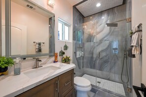Douche, sĂšche-cheveux, serviettes fournies, savon