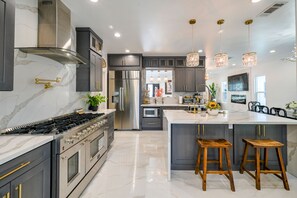 Fridge, microwave, oven, stovetop - GARDEN GROVE HOME, ENJOY EXTRA 10%  DICS FOR LONG STAY 31 + DAYS (Garden Grove)