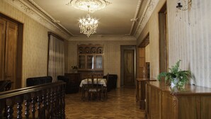 Una sala elegante con un lampadario, arredi in legno e un pavimento decorato.