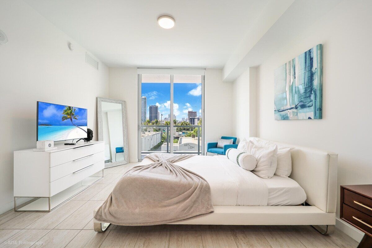 Luxury condo w/pool, gym & park