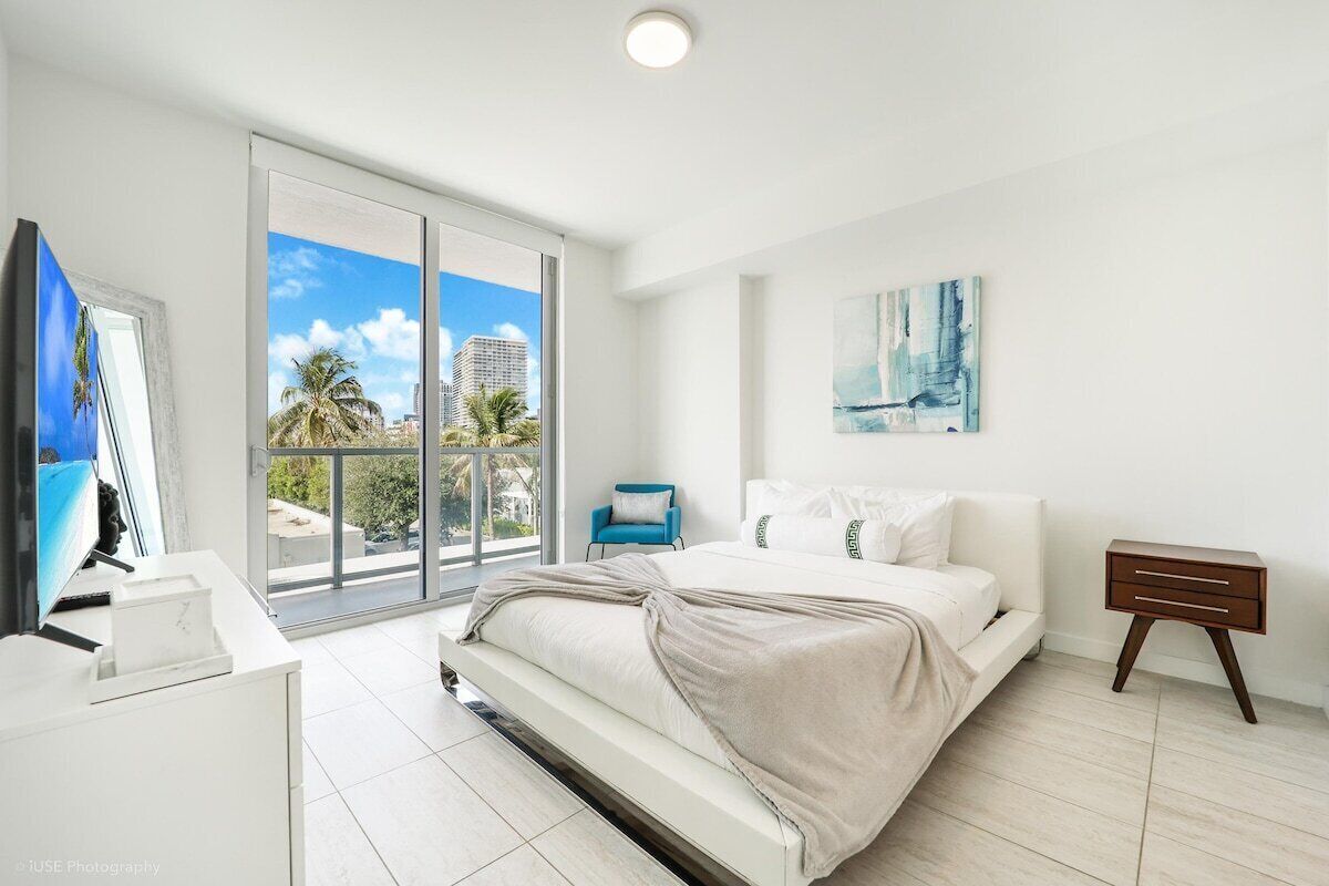 Luxury condo w/pool, gym & park