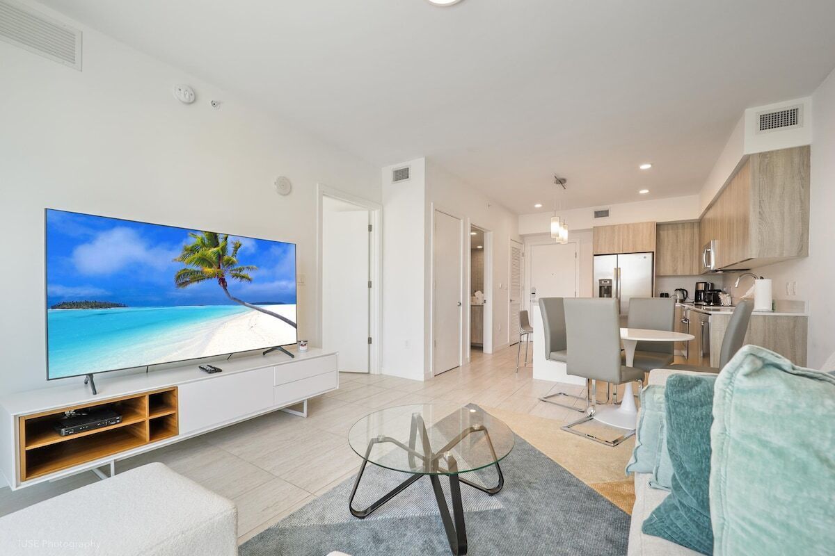 Modern Condo in Design district with free parking