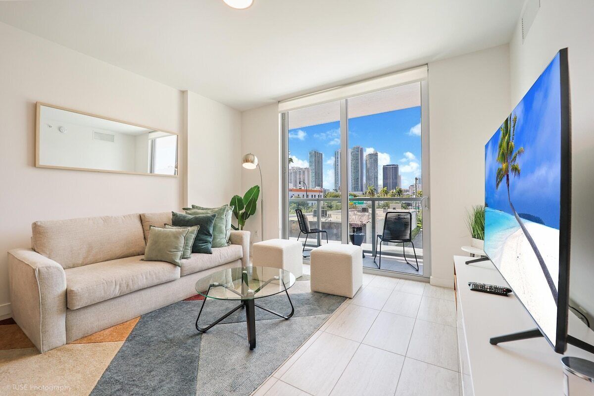 Modern Condo in Design district with free parking