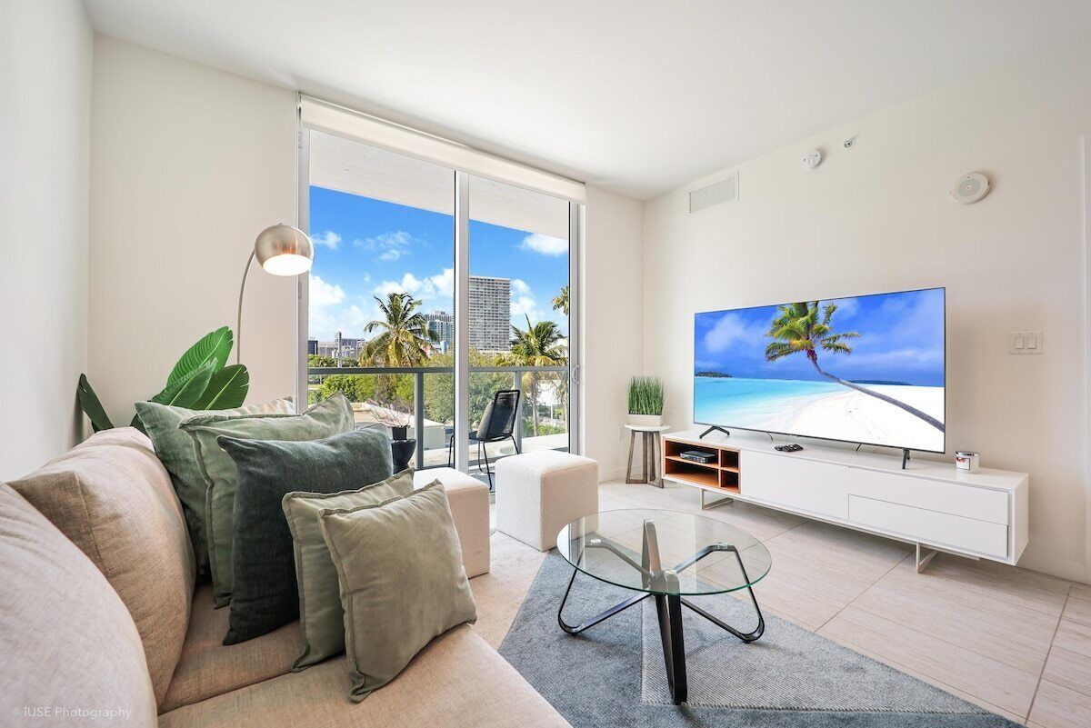 Modern Condo in Design district with free parking