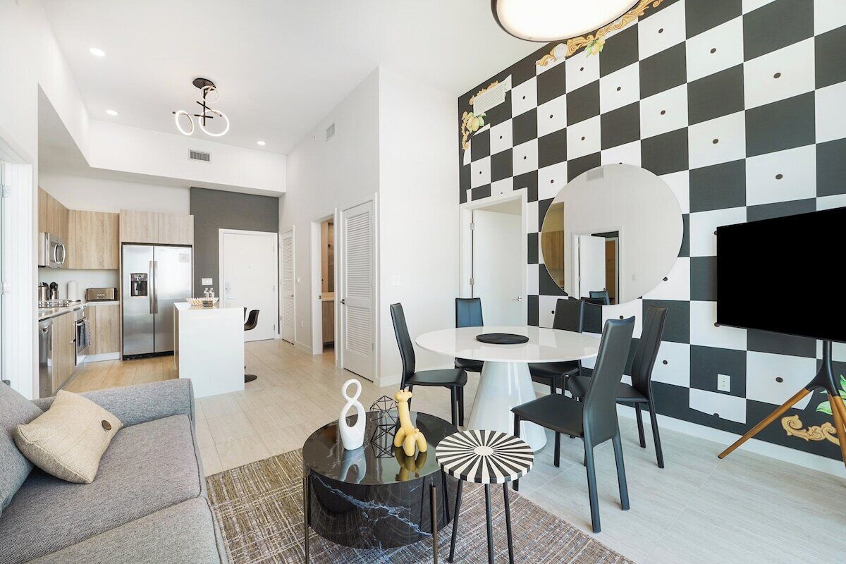 Lovely FLAT condo/pool/parking