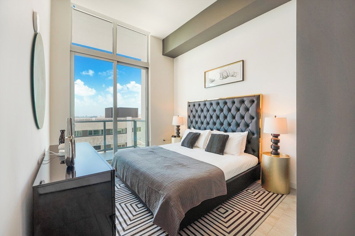 Amazing FLAT condo/pool/parking