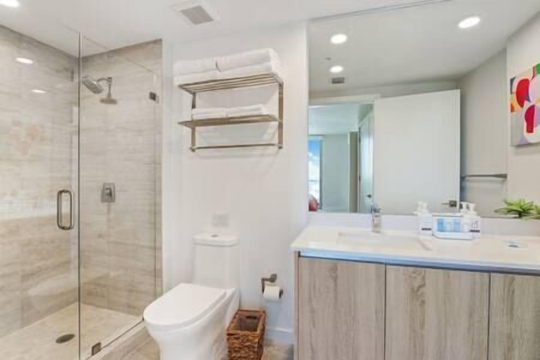 spacious Apt 2b free parking