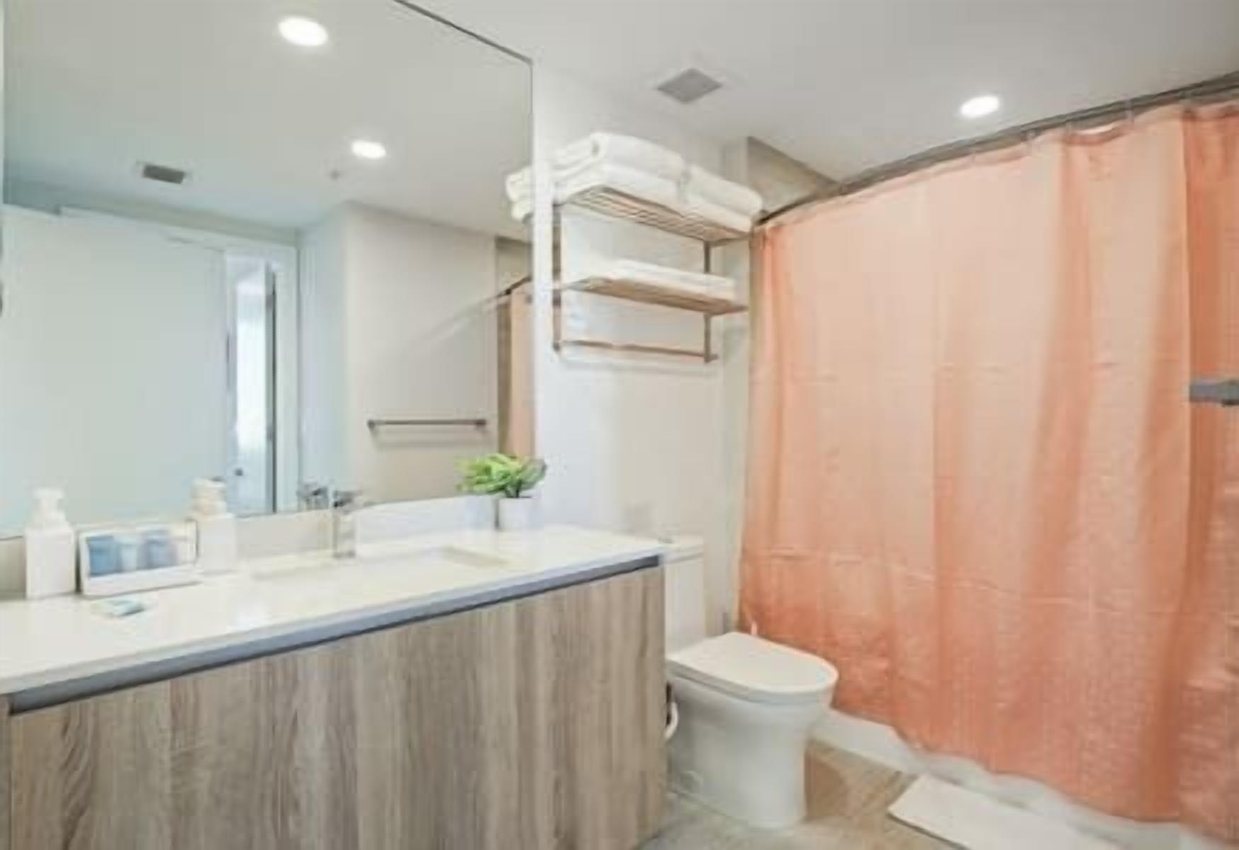 Luxury apt Design district park