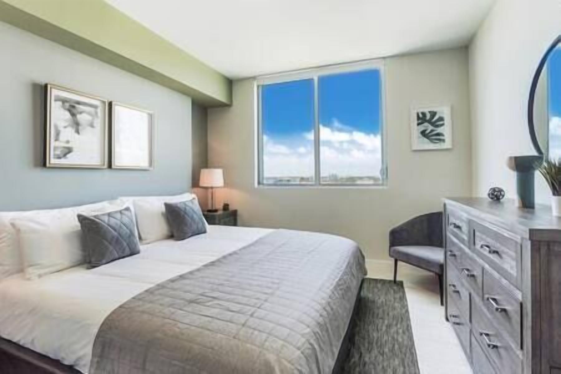 Deluxe Condo with parking & pool