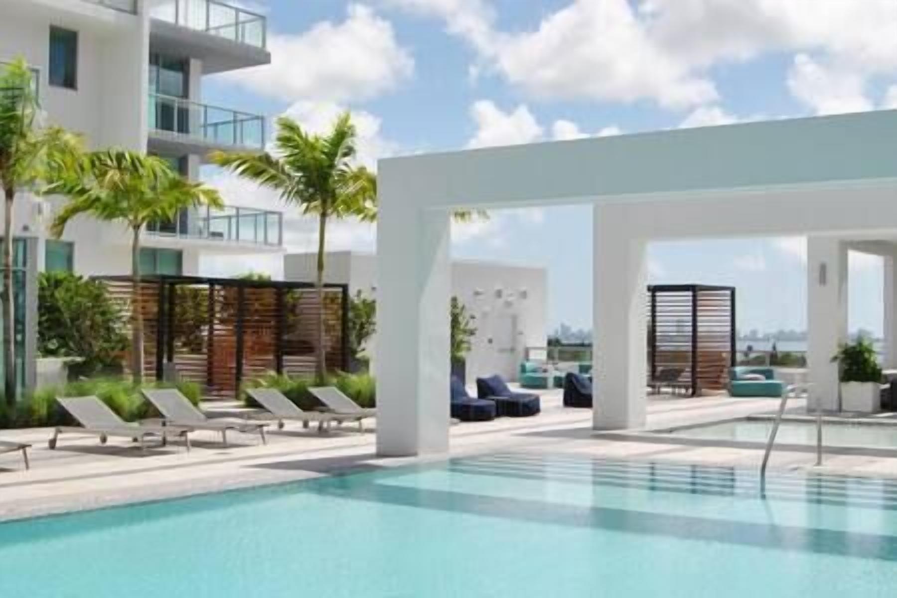 Luxury new Condo, pool & parking