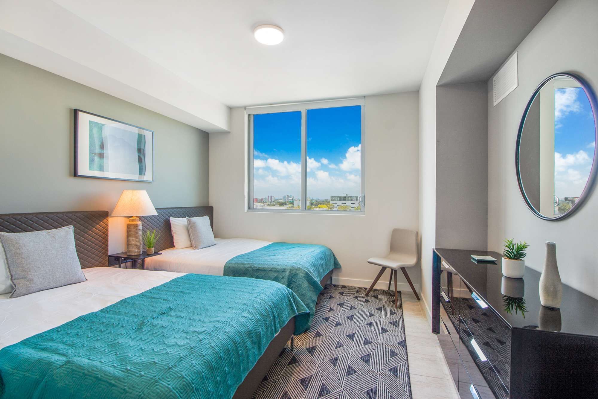 Amazing new Condo, pool &parking