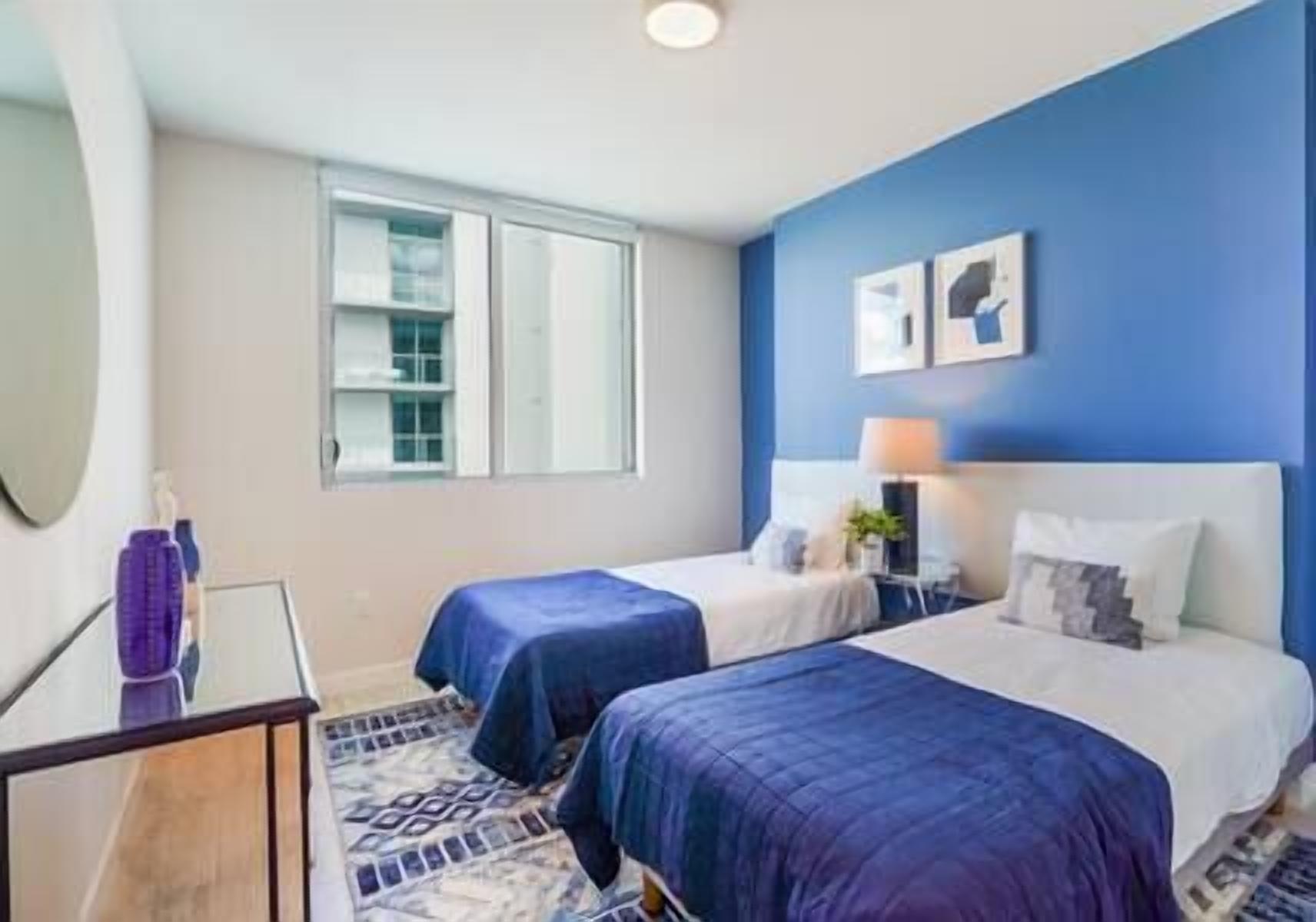 Brandnew luxury condo & parking