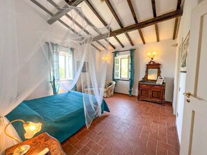 6 habitaciones, caja de seguridad en la habitación y escritorio 