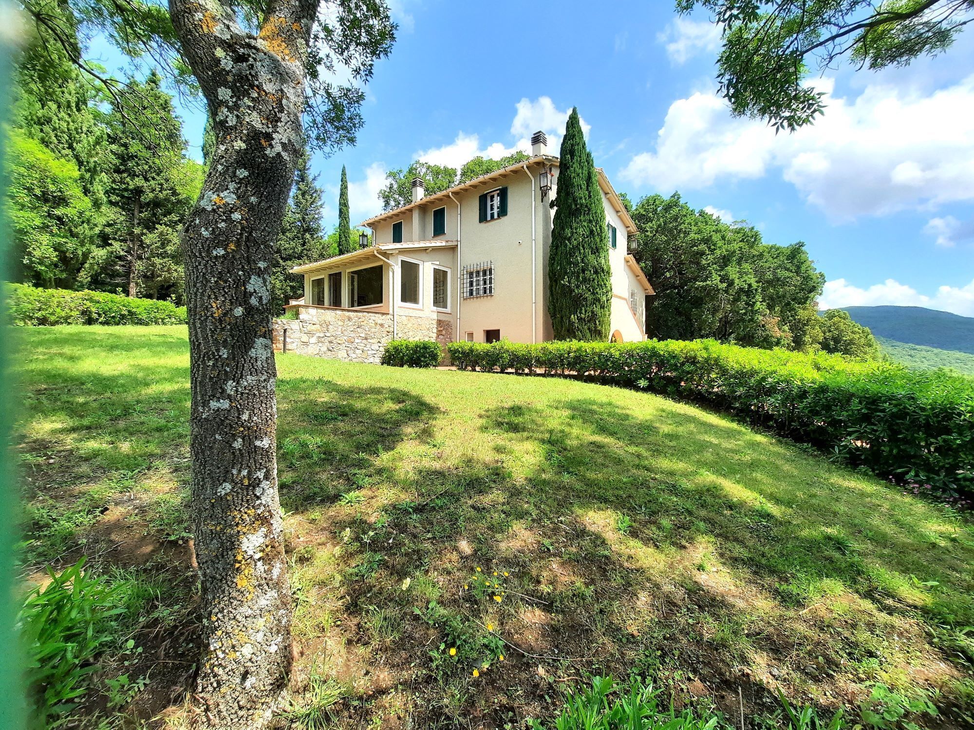 Tuscan villa with hill and sea views located 10 minutes from the natural beach