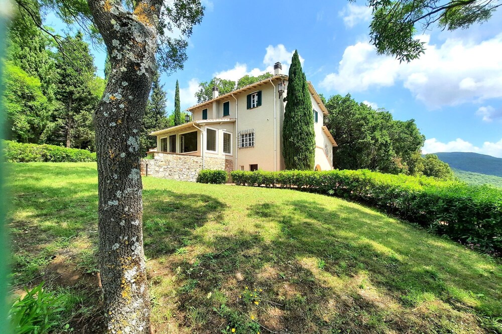 Tuscan villa with hill and sea views located 10 minutes from the natural beach