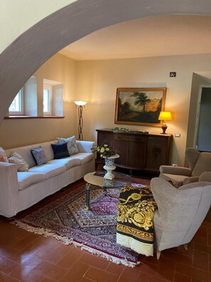 Een smart-tv, een open haard en boeken