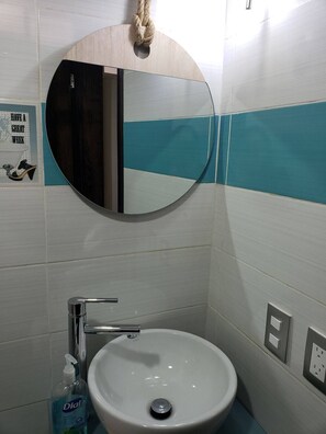 淋浴设施、毛巾、肥皂、洗发水