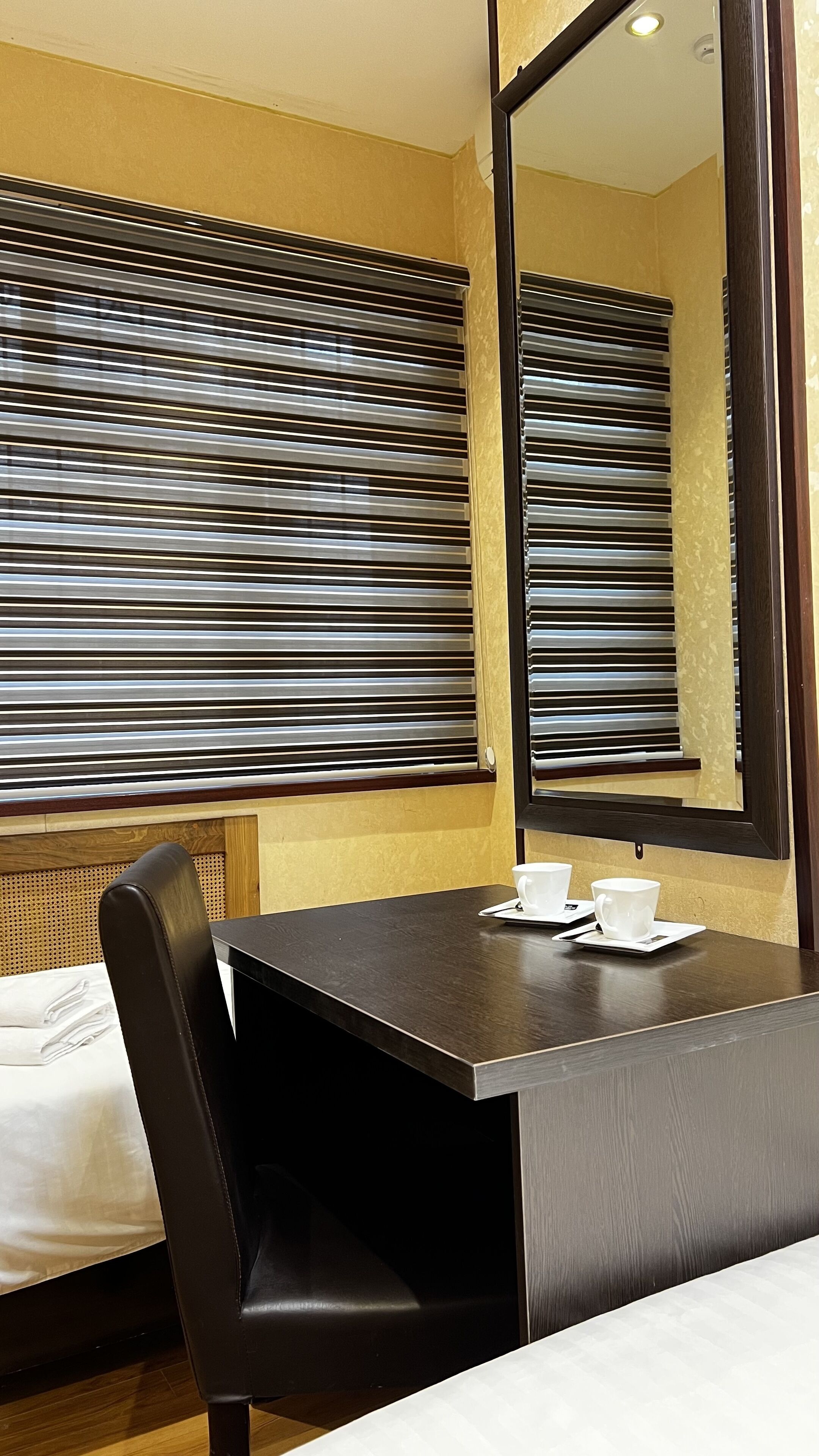 Escritorio, cortinas blackout y sistema de insonorización 