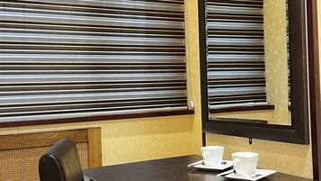 Economy-Zweibettzimmer | Schreibtisch, Verdunkelungsvorhänge, schallisolierte Zimmer