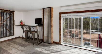 Ponderosa Mtn. Suite - Hiking, Rustic Charm, Ski Central
