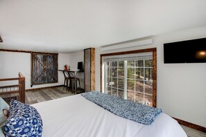 1 habitación, escritorio, tabla de planchar con plancha y cuna de viaje 