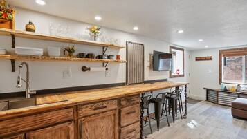 Réfrigérateur, micro-ondes, plaque de cuisson, cafetiÚre/bouilloire