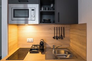 Refrigerador, microondas, placa de cocina, cafetera expreso