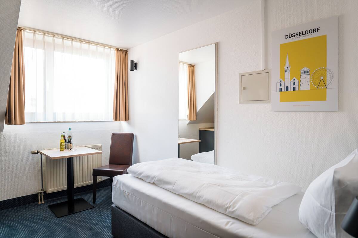 Desk, soundproofing, free WiFi, bed sheets